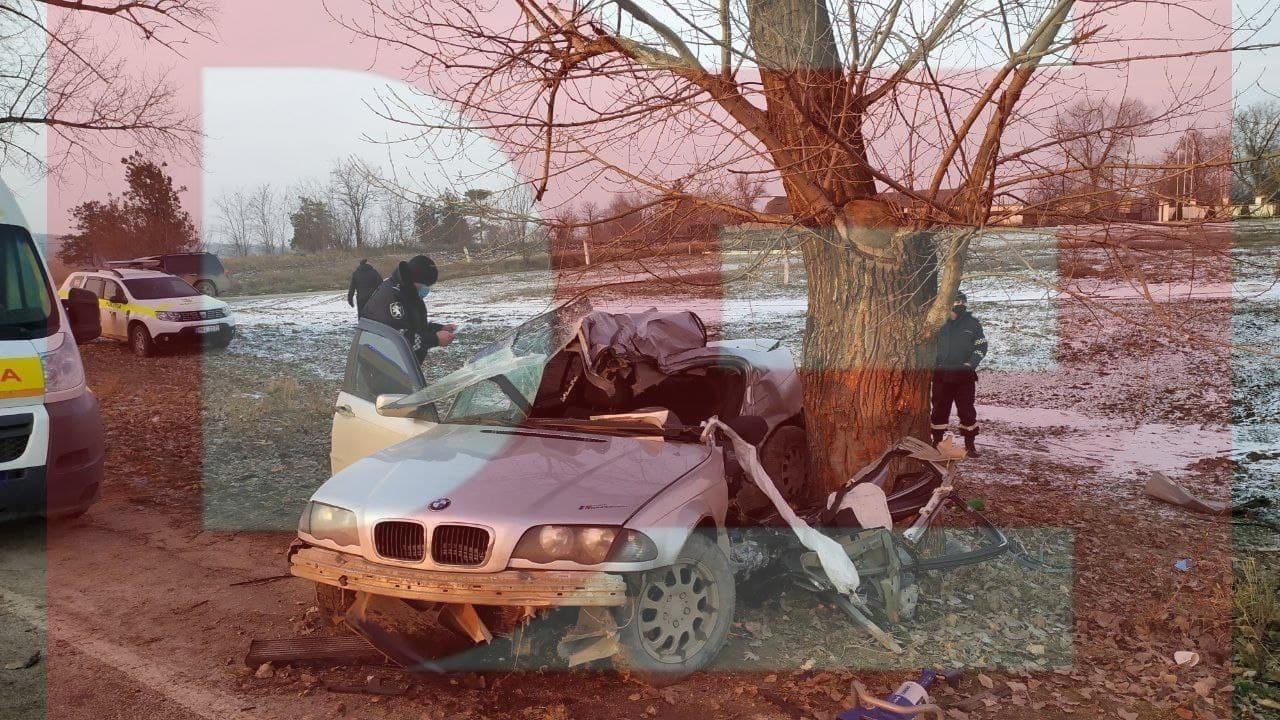 FOTO // Un BMW transformat într-un morman de fiare la Sângerei. O persoană a decedat iar alte două au ajuns la spital